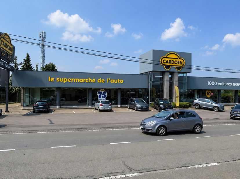 Vrijstaand commercieel gebouw van ca. 3.200 m² gelegen op een bijzonder commerciële en strategische locatie in Gosselies (Charleroi).<br />
Het gebouw