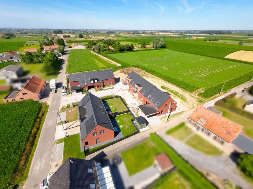 Prachtig wonen in alle rust en toch dicht bij het centrum van Langemark-Poelkapelle en vlotte verbinding naar steden als Diksmuide, Ieper en Poperinge