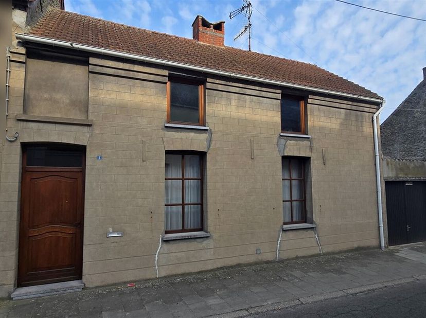 Goede halfvrijstaande woning om te moderniseren met garage en tuin gelegen op 3 are 62 centiares op minder dan 2 km van het station van Péruwelz.<br /