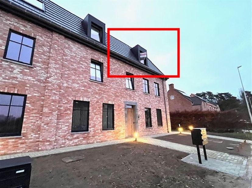 Prachtig appartement op de tweede verdieping, 2 slaapkamers, ruim terras, autostaanplaats en kelderberging.<br />
Centraal gelegen wonen nabij het cen
