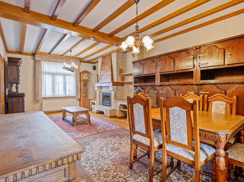 Deze ruime woning biedt heel wat potentieel en is ideaal gelegen in het charmante Mol-Ezaart.<br />
<br />
Bij binnenkomst via de inkomhal betreed je