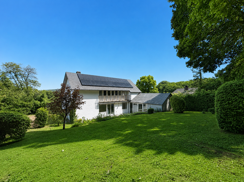 EasyHome vous propose cette spacieuse maison unifamiliale située sur les hauteurs d’Esneux, dans un environnement calme et verdoyant avec une belle vu