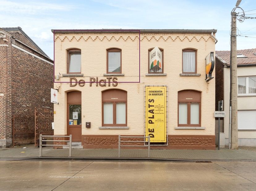 Dit ruime duplexappartement van 155m² in Wommersom met twee slaapkamers en een terras biedt een unieke combinatie van wonen, ruimte en potentieel in h
