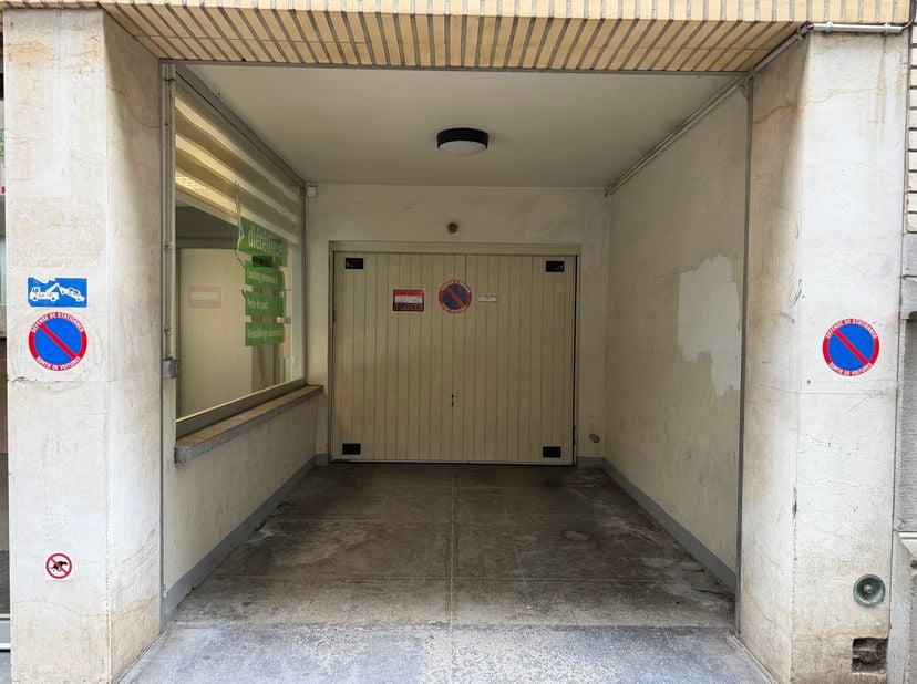 De parkeerplaats bevindt zich binnen in een gebouw op het gelijkvloers en biedt plaats aan één wagen en één of meerdere fietsen.<br />
De parkeerplaat