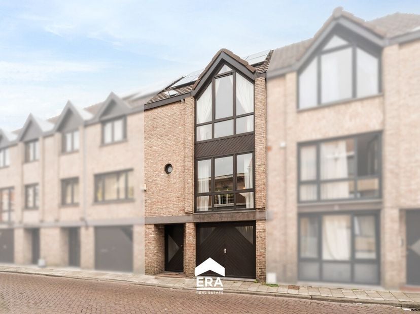 Bent u op zoek naar een instapklare, energiezuinige woning op een uitstekende locatie? Dan is deze volledig vernieuwde gezinswoning op de buitenrand v