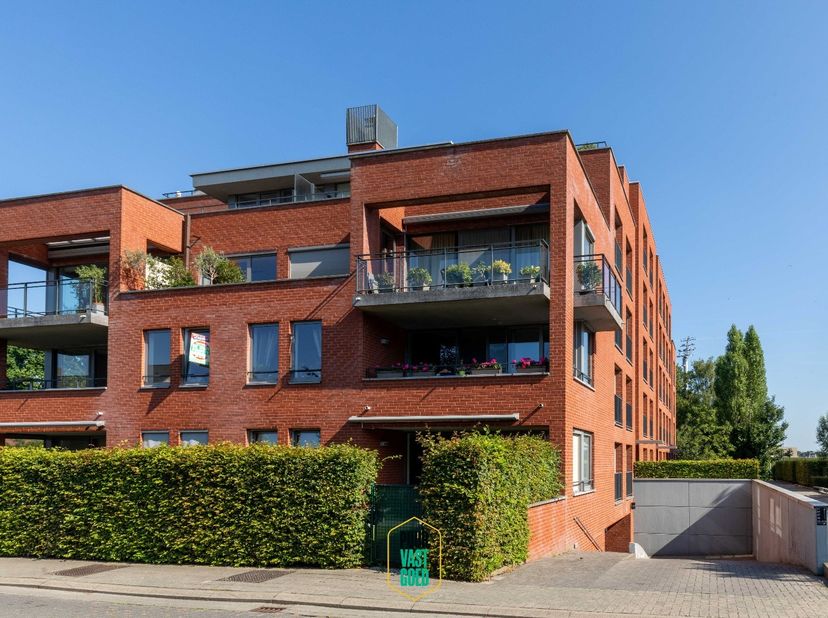 Een aangenaam appartement op de 2de verdieping in een relatief recent gebouw In de  rustige Tuinen Van Hollebeke met EPC A!<br />
Het appartement van