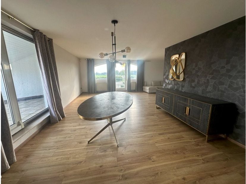 Dit ruime duplex-appartement is gelegen te Maasmechelen vlakbij de autosnelweg en verbinding met Nederland.<br />
<br />
Het appartement is als volgt