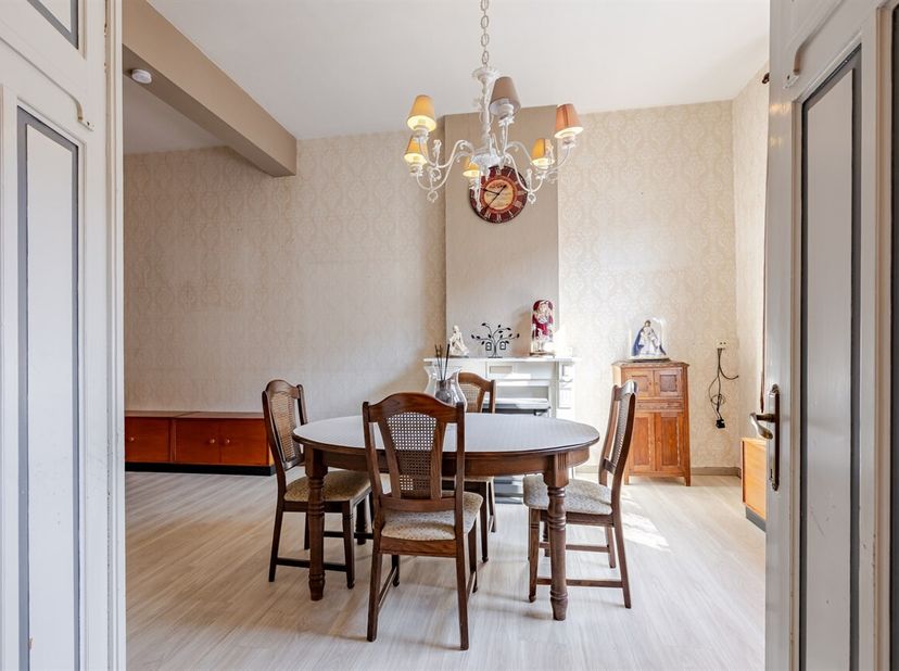 Bent u op zoek naar een ruime woning met tal van mogelijkheden op een uitzonderlijke locatie? Dan is deze charmante rijwoning beslist een bezoek waard