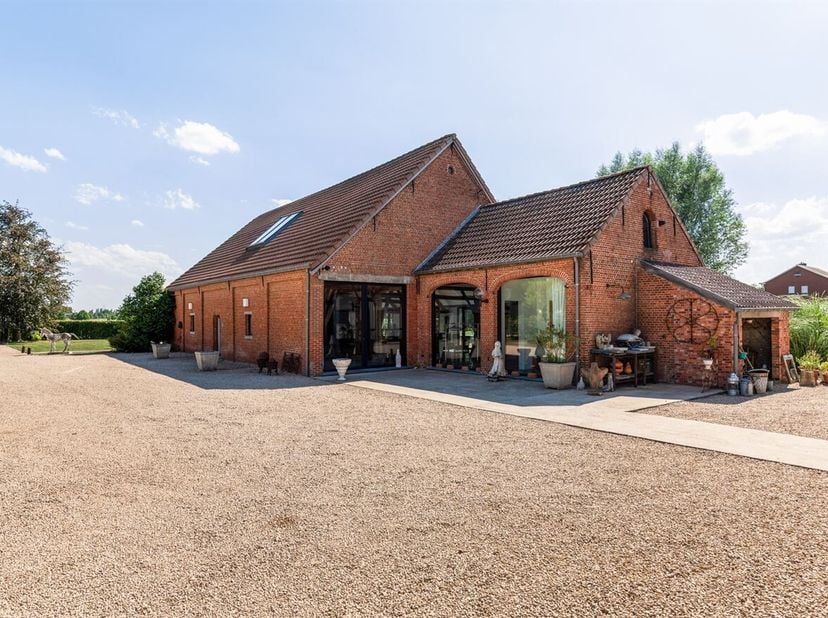 Exclusief landgoed bestaande uit een gerenoveerde hoeve, multifunctionele schuur, gastenverblijf, hoogwaardig stallencomplex met piste en een perceel