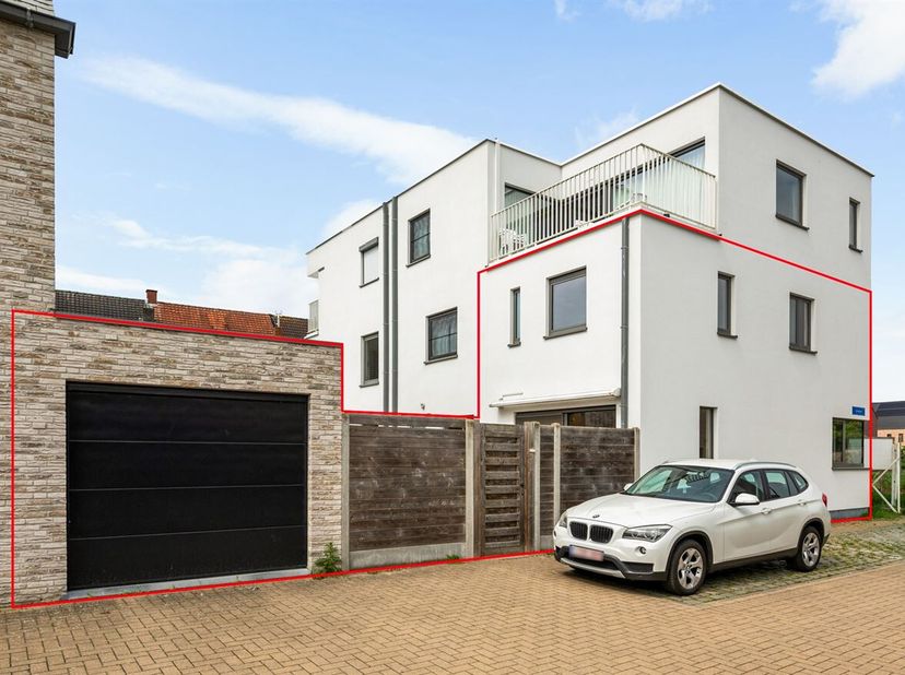 Duplex appartement met 2 slaapkamers, private tuin en garage<br />
Dit instapklare duplex appartement met 2 slaapkamers, private tuin en garage ligt o