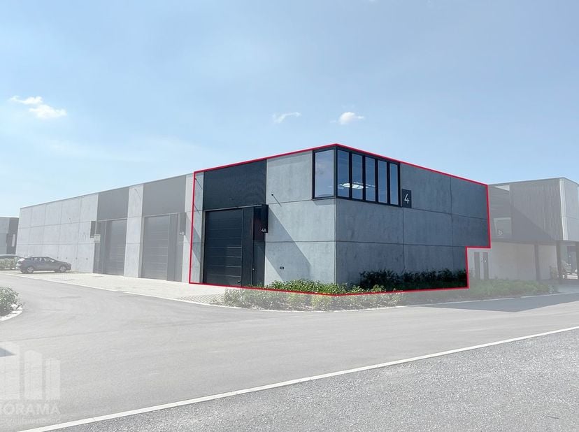 Nieuwbouw KMO-unit met een oppervlakte van 204 m²&amp;nbsp; in combinatie met een mezzanine van 30 m² en 2 privatieve parkeerplaatsen te koop, de unit maa