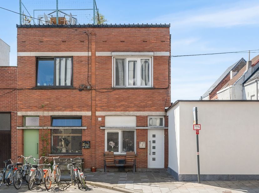 Op zoek naar een gezellige stadswoning met karakter én een uitstekende ligging? Deze charmante rijwoning biedt een ideale combinatie van comfort, lich