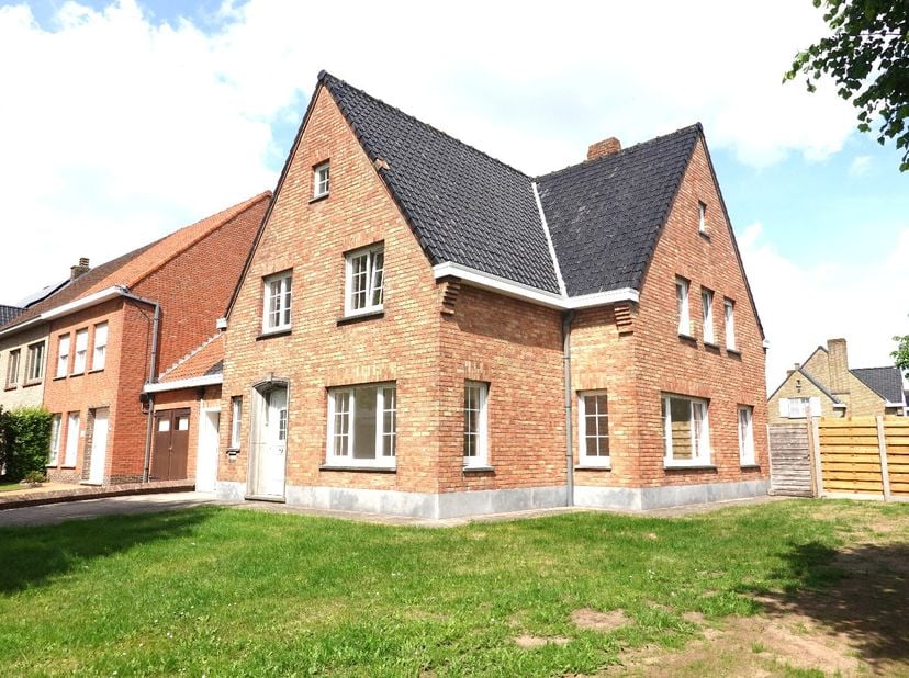 Deze aangename woning biedt heel wat ruimte en comfort en is ideaal voor gezinnen of wie graag ruim woont.<br />
Op het gelijkvloers bevindt zich een