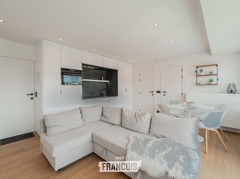Deze volledig gerenoveerde studio is gelegen op de tweede verdieping van residentie Marbella, op een uitstekende locatie op wandelafstand van de Zeedi