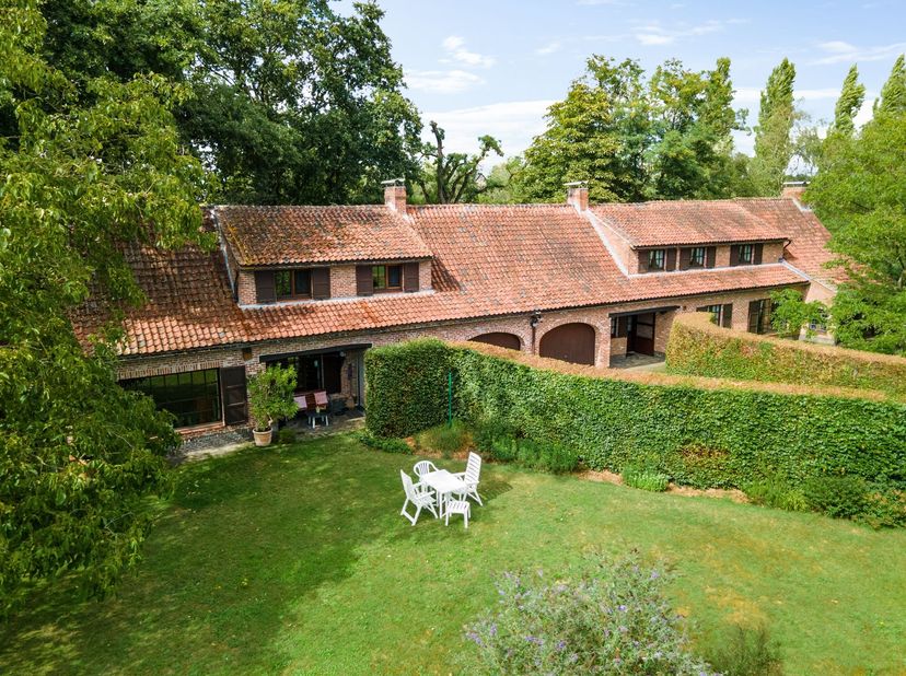 Unieke open bebouwing in fermette stijl op ruim ingesloten perceel van bijna 5.400 m²!<br />
<br />
BIJZONDERHEDEN<br />
+ Gelegen in een rustige o