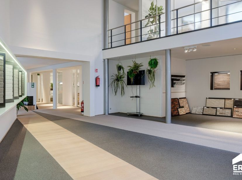 Instapklare toonzaal met burelen van 315m² gelegen in Genk. Voor meer info ga naar https://www.era.be/nl/te-huur/genk/kantoor/instapklare-toonzaal-met