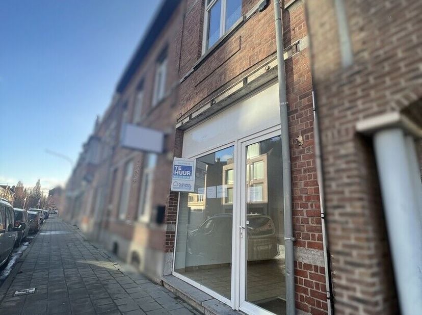 Deze opslagruimte met handelspand vooraan is gelegen op een gunstige en strategische ligging in Ieper. Het pand geniet van een vlotte bereikbaarheid e