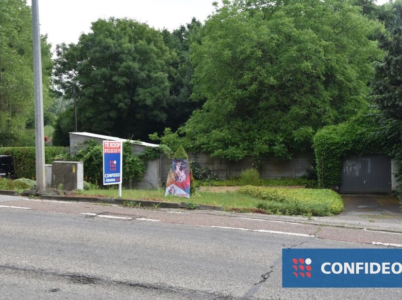 Perceel grond met volgende eigenschappen:` totale oppervlakte van 8a49 ` geschikt voor een open bebouwing met twee bouwlagen` maximale breedte van de