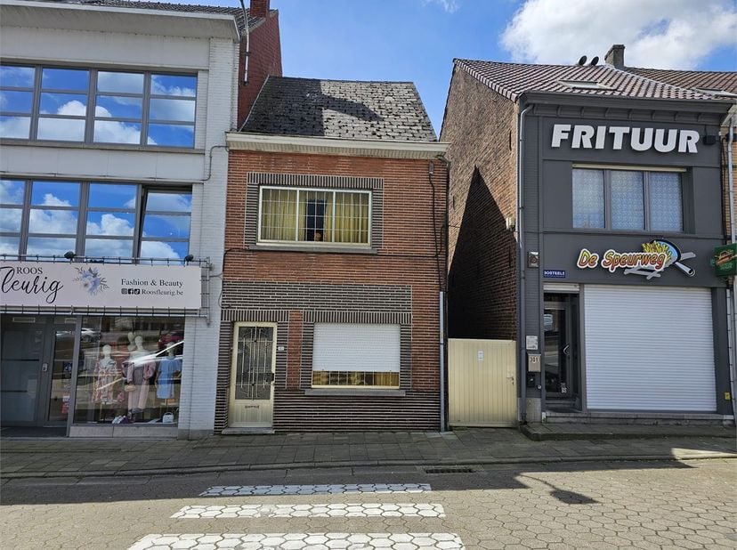 Deze te renoveren woning is in het centrum van Moerbeke en op wandelafstand van het station ("Viane-Moerbeke") gelegen. In het centrum zijn verscheide