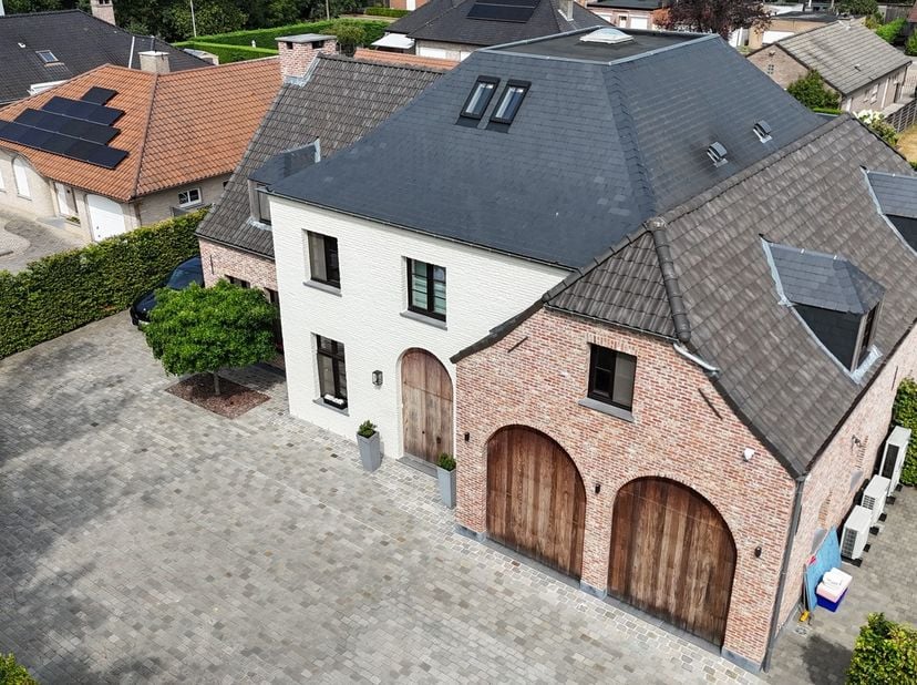 Deze statige villa werd gebouwd in 2016 met oog voor kwalitatieve materialen en comfort.<br />
<br />
Gelegen aan de Bouwelsesteenweg geniet deze woni