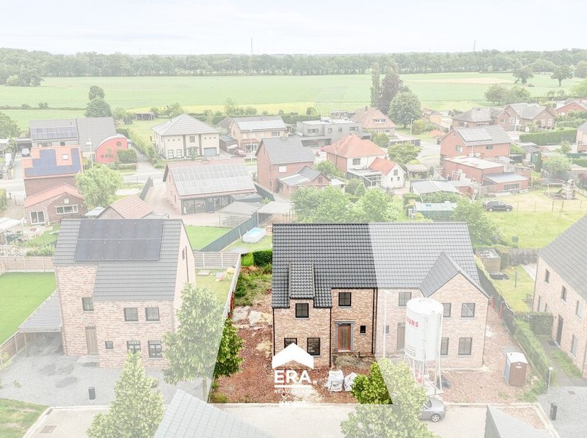 [[ DIT PAND NEEMT DEEL AAN DE ERA OPEN HUIZEN DAG OP 13/6 VAN 16:00 TOT 17:00 ]] Deze moderne halfopen bebouwing is rustig gelegen in de nieuwe verkav