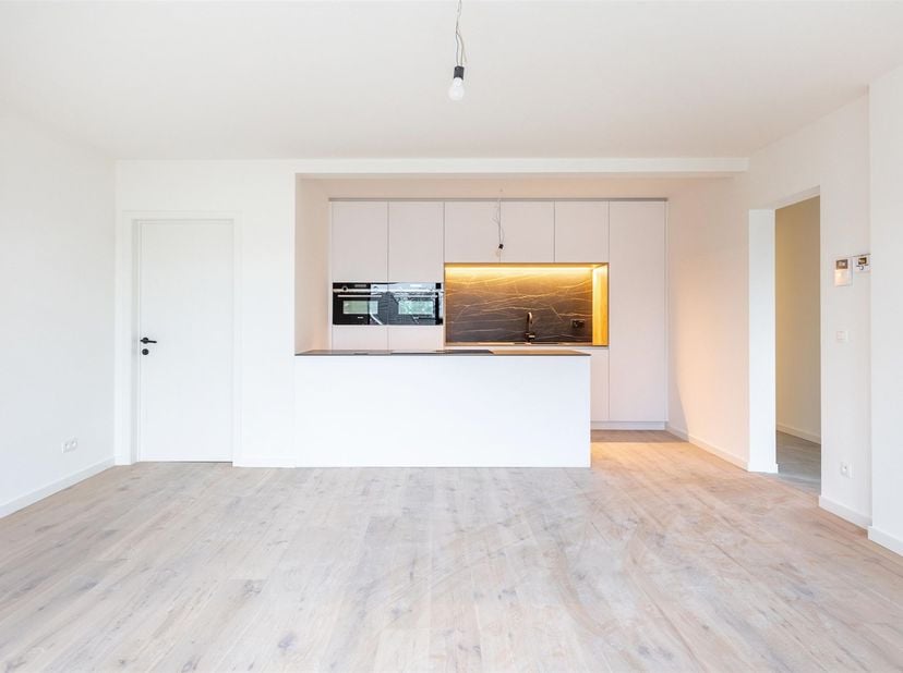 Dit prachtig gerenoveerd appartement in Kuringen is te huur vanaf 1 september 2026 en beschikt over de volgende kenmerken: <br />
<br />
・Volledig g