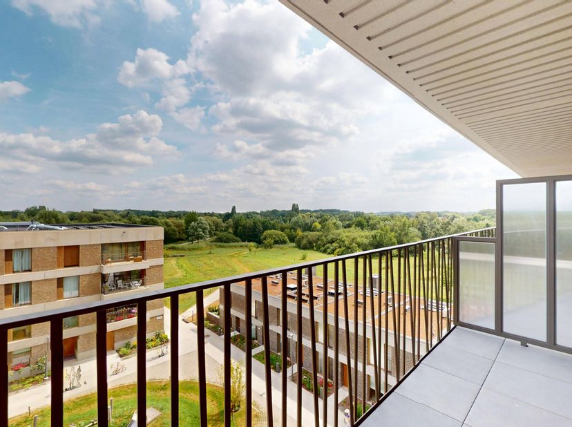 Uiterst zonnig appartement met royaal zuid-oost georiënteerd terras.<br />
Gelegen op de vierde verdieping van een kleinschalige woonresidentie bevind