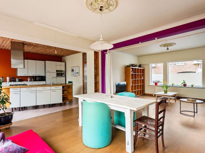 Dans un quartier verdoyant et calme se trouve cette belle propriété, idéale comme investissement avec un beau potentiel de rendement. La maison offre