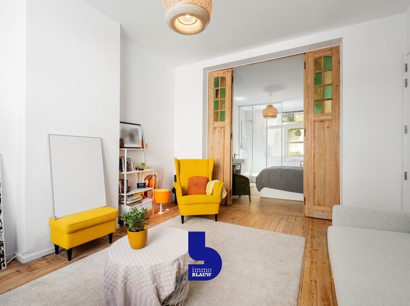 In de Brabantstraat, op een bijzonder gunstige locatie in Oostende, bevindt zich dit charmante appartement met een uniek karakter. Gelegen vlak bij wi
