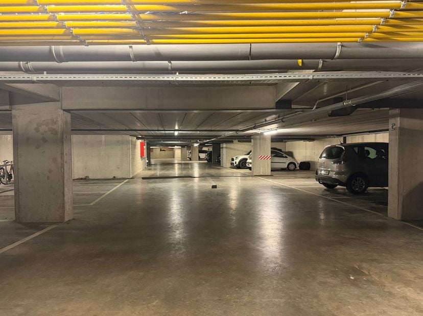 Deze vlot bereikbare autostaanplaats is gelegen nabij het centrum van Hasselt. Ideaal voor iemand die in de buurt woont of werkt. <br />
De parkeerpla