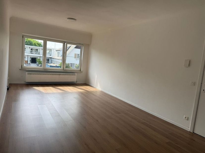 Vraag uw bezoek aan via info@optimusvastgoed.be!<br />
TE HUUR: Vernieuwd appartement met 2 slaapkamers in Beringen!<br />
Dit gezellig appartement is