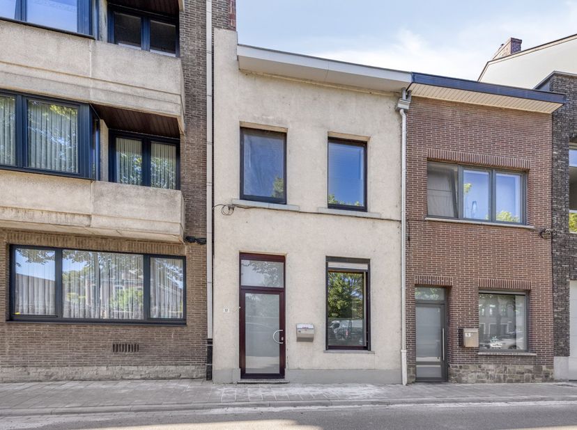 À la recherche d’une habitation pleine de charme et de potentiel ? Cette agréable maison unifamiliale située dans le centre-ville de Tirlemont bénéfic