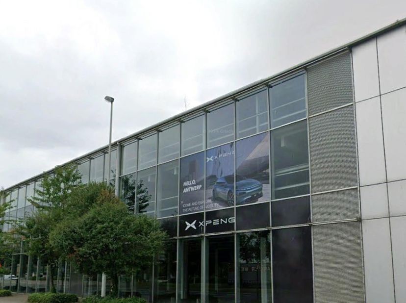 Polyvalent gebouw te huur. <br />
Het gebouw geniet van een uitstekende ligging met zeer goede zichtbaarheid. Het is gelegen aan de Groenendallaan 395