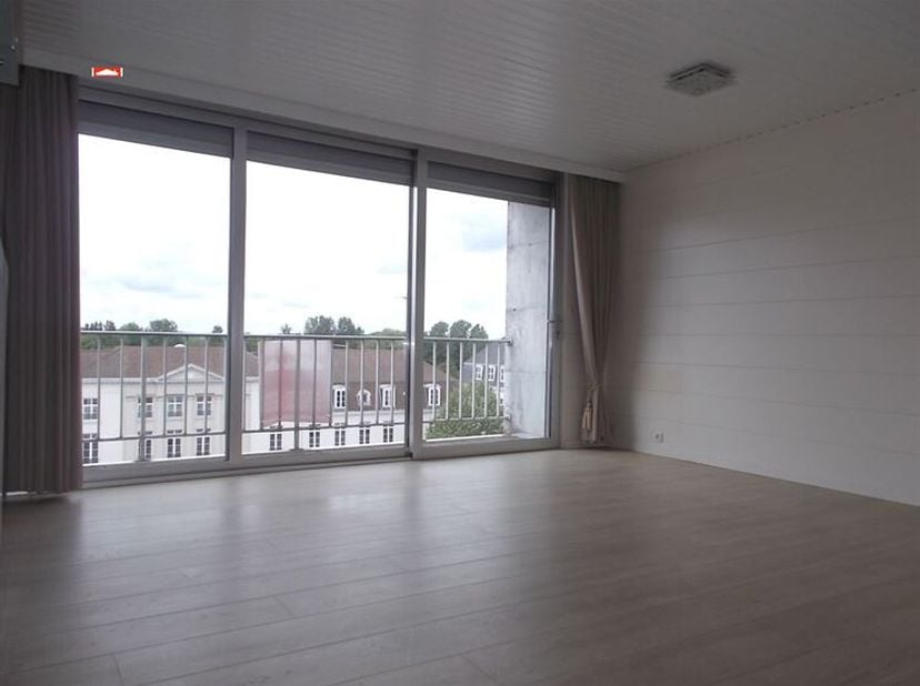 Instapklaar appt met zicht op de Grote Markt : hall, living, inger. keuken, inger. badk, 2 slpks, berging, terras vooraan en achteraan, EPC : 451 kWh/