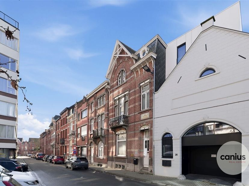 Unieke herenwoning met tal van mogelijkheden in hartje Sint-Truiden<br />
Bent u op zoek naar een uitzonderlijke eigendom met karakter en potentieel?