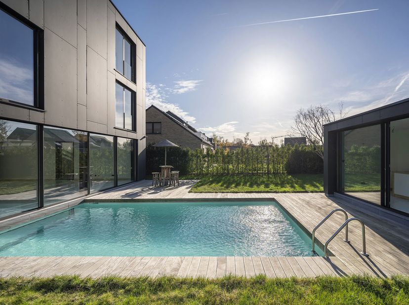 Cette villa contemporaine propose environ 550 m² d’espace de vie réparti sur quatre niveaux, alliant une qualité de finition remarquable à des technol
