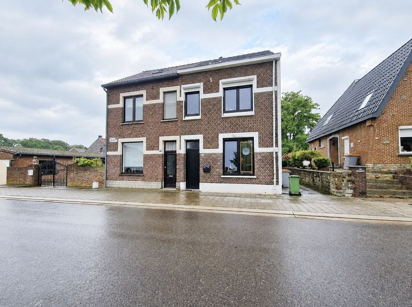 Ruimte, comfort en een rustige ligging komen samen in deze verzorgde woning aan de Wijngaardstraat in Lanaken. Met drie slaapkamers en een praktische