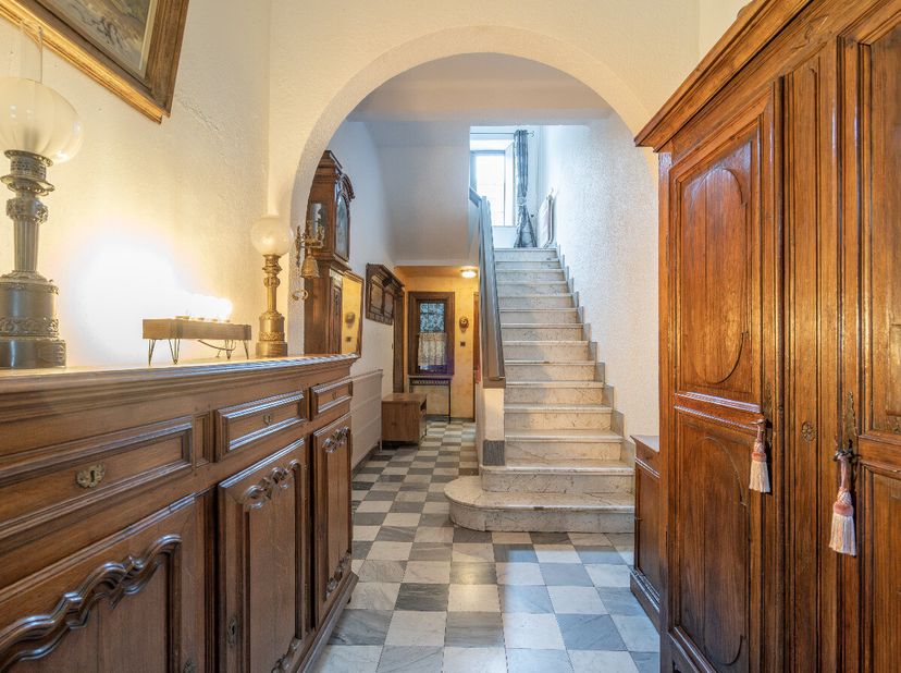 Lagence ERA B-LUX vous propose cette spacieuse maison située au cur du centre historique de Saint-Hubert, à proximité immédiate de la place, des commo