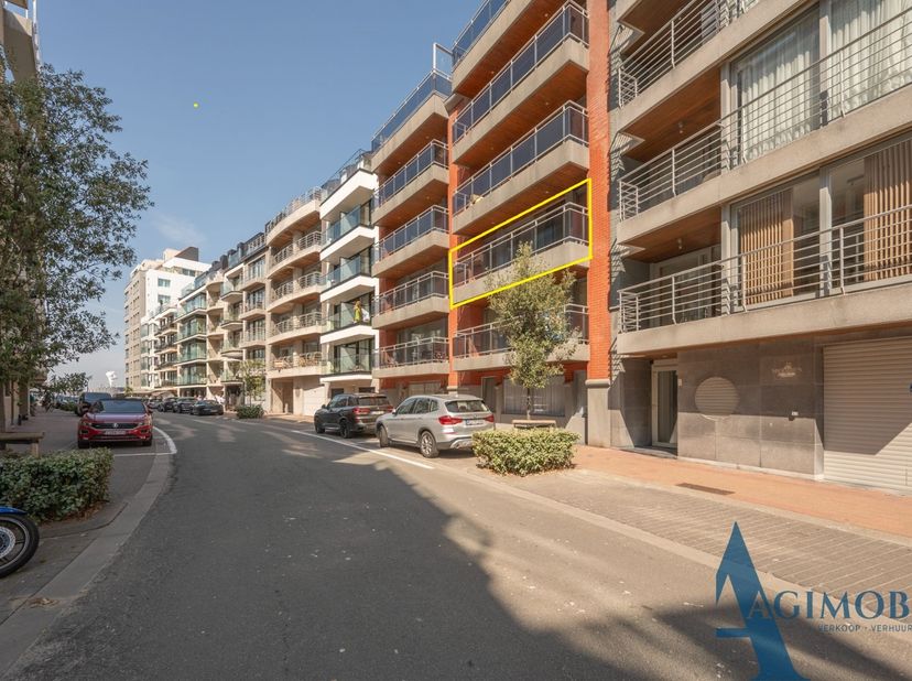 Ontdek dit uitzonderlijk breed appartement waar licht ,een super ruimtegevoel en rust centraal staan.<br />
Gelegen op een toplocatie, op wandelafstan