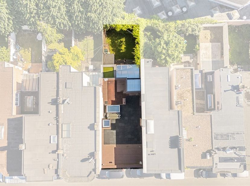Gerenoveerde één/meergezins/kangoeroewoning met 4 à 5 slaapkamers en tuin.<br />
Uitzonderlijk ruime en veelzijdige woning op toplocatie in Borgerhout