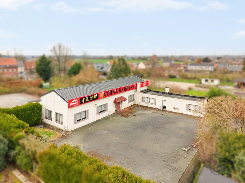 Mooi gelegen aan het Kluisbos, te renoveren handelspand/om te bouwen vakantiewoning/ideale projectgrond/bouwgrond. Private toegangsweg, prachtige ligg