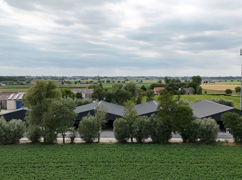 Op zoek naar een slimme investering of een nieuwe locatie voor je onderneming?<br />
Ontdek deze gloednieuwe KMO-units in Werken (Kortemark), strategi