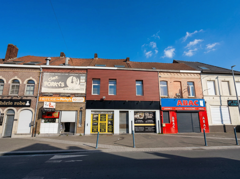 Découvrez ce bien commercial polyvalent avec habitation intégrée, idéalement situé dans une rue commerçante animée. Grâce à sa forte visibilité et aux