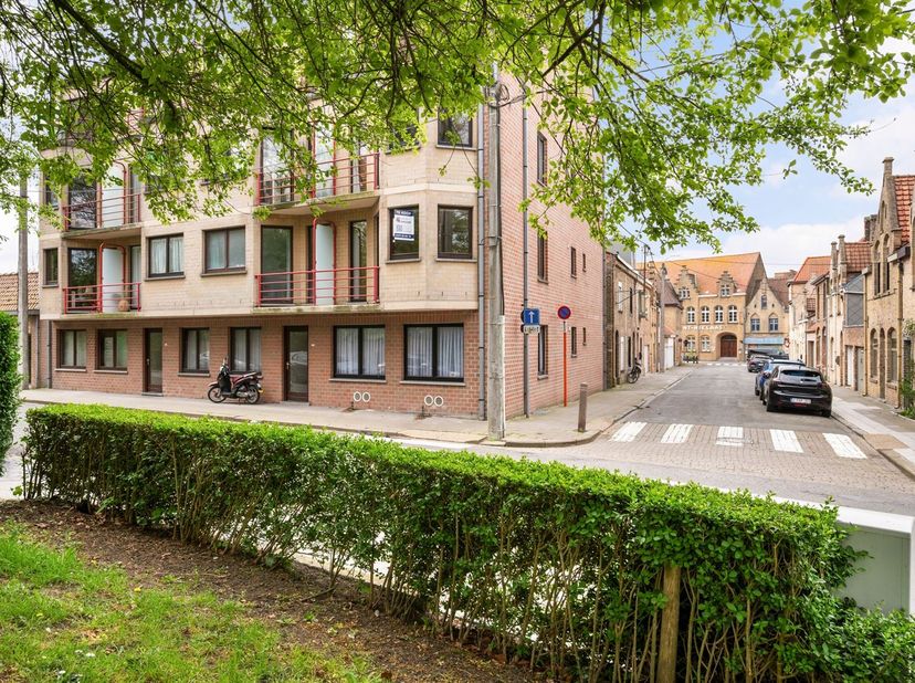In het centrum van Diksmuide, aan de rand van het prachtige stadspark treffen we dit éénslaapkamer appartement in residentie Maureen. De eigendom is g