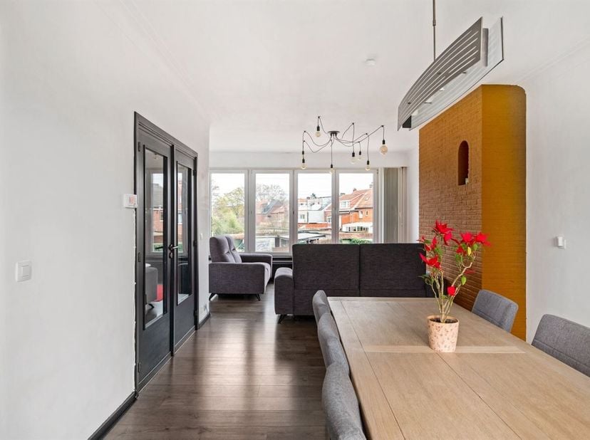 Zeer nette en instapklare woning met 2 grote en 1 kleine slaapkamer, tuin en garage te koop in Ekeren.<br />
Ligging: Ekeren Het Zand, vlakbij het sta