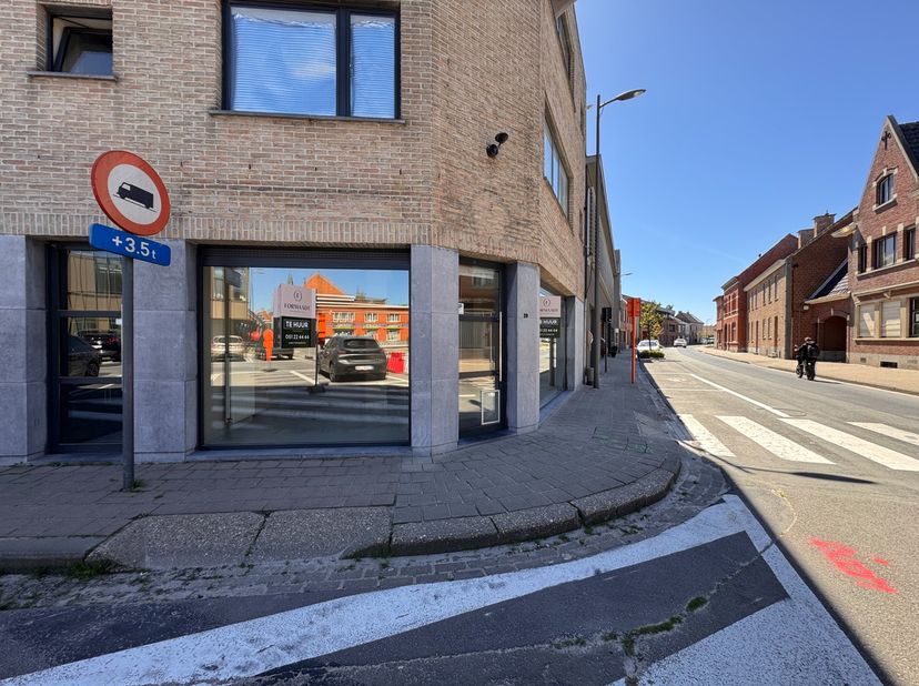 Dit handelspand op een commercieel aantrekkelijke locatie langs de Kortrijksestraat te Ardooie biedt 80 m² bruikbare vloeroppervlakte en een uitsteken