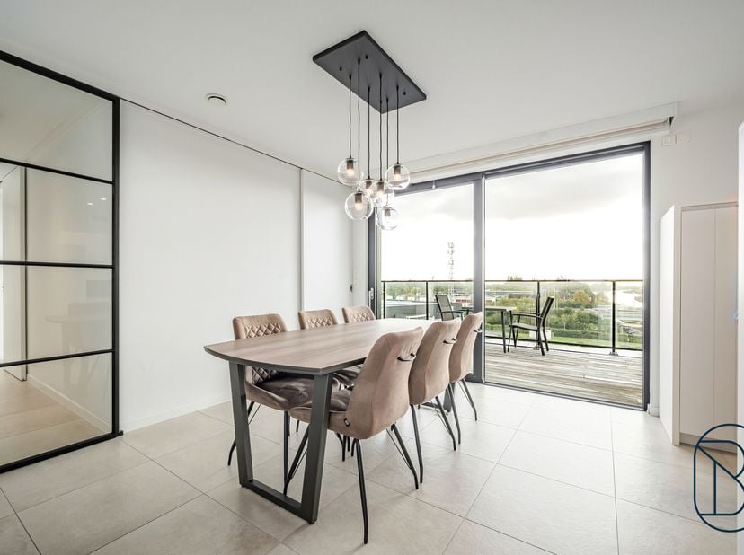 Penthouse récent, prêt à emménager, situé en plein centre, avec deux terrasses exceptionnellement spacieuses (à l'avant et à l'arrière).<br />
Agencem