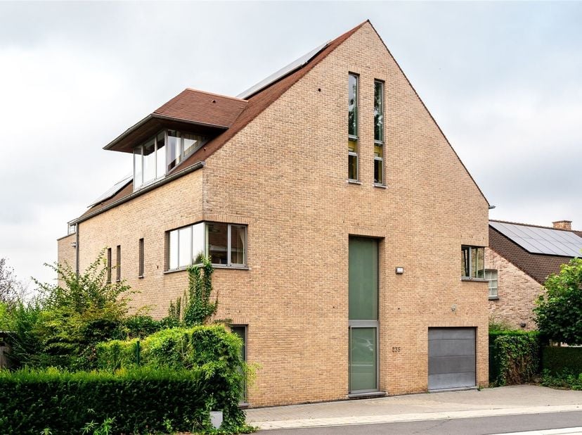 Surplombant le parc Frankveld - Villa meublé de caractère avec 6 chambres et jardin de +/- 480m² composé comme suit : Au rez-de-chaussée / 3 étages :