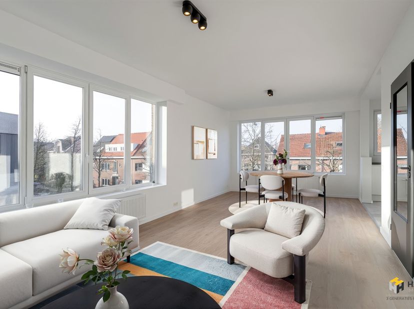 Gerenoveerd hoekappartement (92 m²) met 3 slaapkamers  in Ekeren.<br />
<br />
In een rustige straat nabij de dorpskern treffen we dit kleinschalige