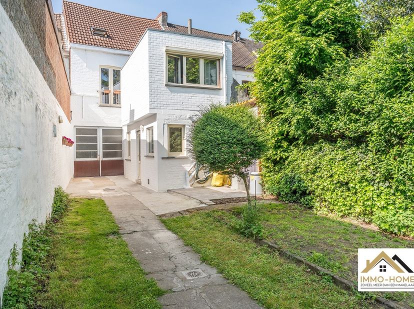 Deze bijzondere woning in bel-etagestijl vormt een mooie symbiose tussen historische achtergrond en modern wooncomfort. De statige inkomhal vertelt me
